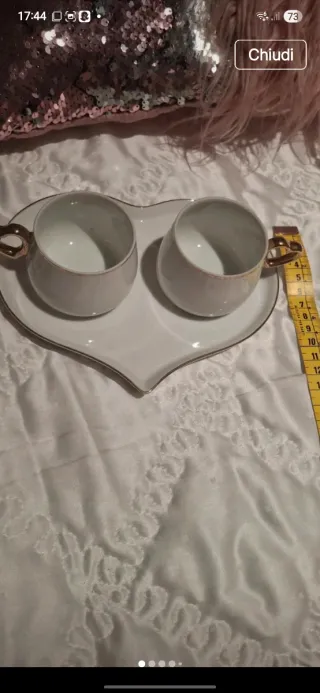 Vassoio in ceramica con tazzine a forma di cuore