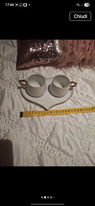 Vassoio in ceramica con tazzine a forma di cuore