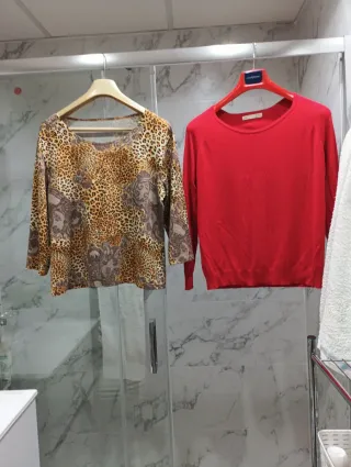 Lote 2 jerseys mujer estampado y rojo