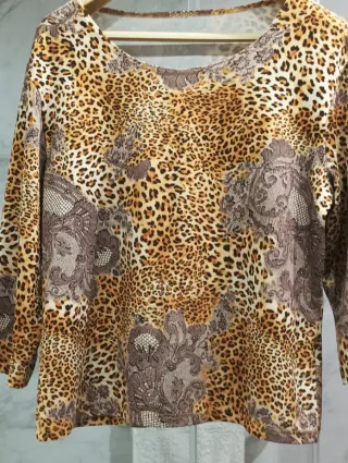 Lote 2 jerseys mujer estampado y rojo