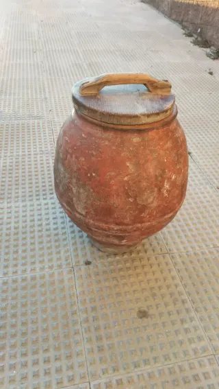 Tinaja de barro antigua con tapa