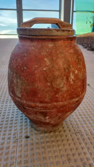 Tinaja de barro antigua con tapa