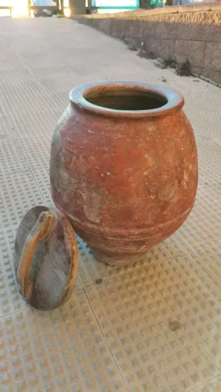 Tinaja de barro antigua con tapa