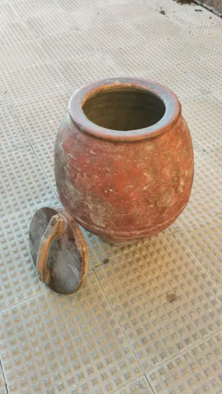 Tinaja de barro antigua con tapa