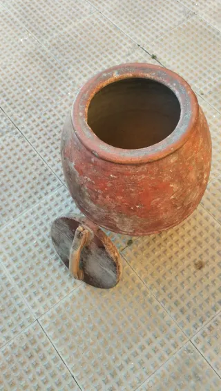 Tinaja de barro antigua con tapa