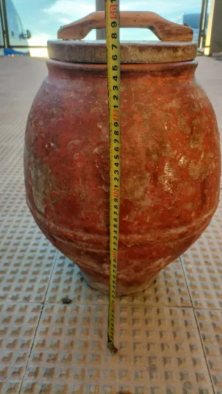 Tinaja de barro antigua con tapa