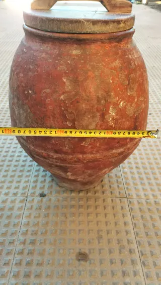 Tinaja de barro antigua con tapa