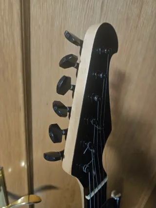 Guitarra Eléctrica Negra Tipo Stratocaster