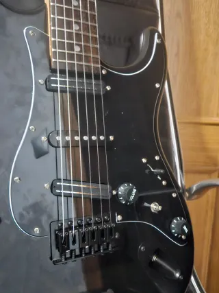 Guitarra Eléctrica Negra Tipo Stratocaster
