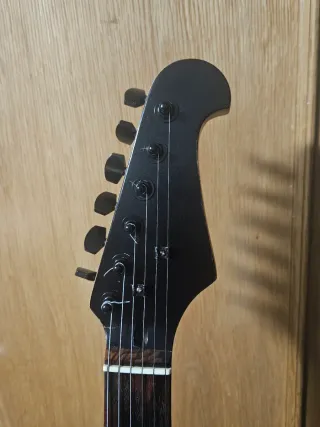 Guitarra Eléctrica Negra Tipo Stratocaster