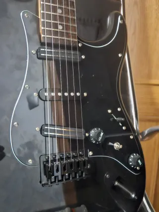 Guitarra Eléctrica Negra Tipo Stratocaster