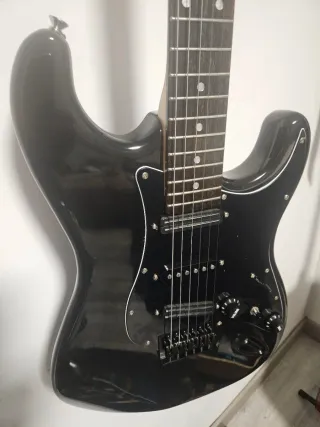 Guitarra Eléctrica Negra Tipo Stratocaster