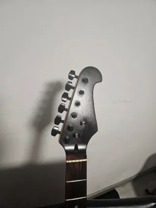 Guitarra Eléctrica Negra Tipo Stratocaster