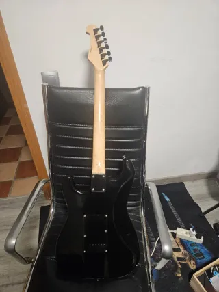 Guitarra Eléctrica Negra Tipo Stratocaster