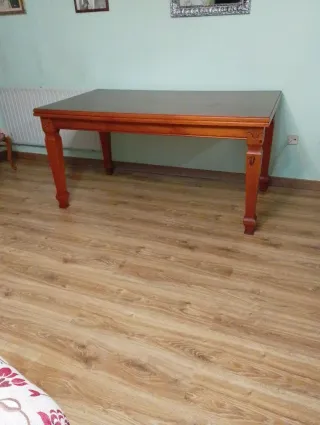 Mesa de comedor de madera y cristal