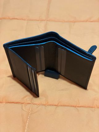 Cartera de piel azul