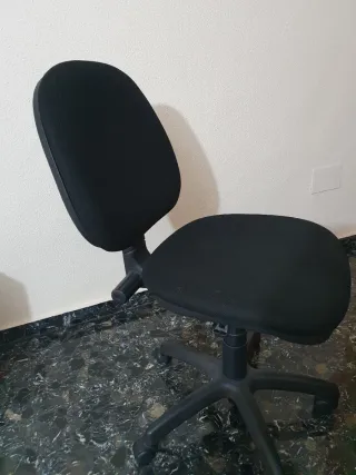 Silla de oficina negra con ruedas