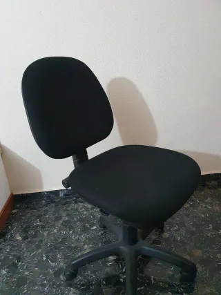 Silla de oficina negra con ruedas