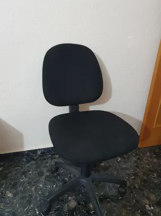 Silla de oficina negra con ruedas
