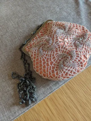 Bolso de mano con cadena