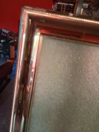 Marco de fotos plateado con detalles