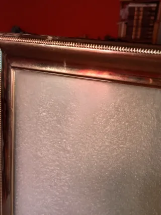 Marco de fotos plateado con detalles