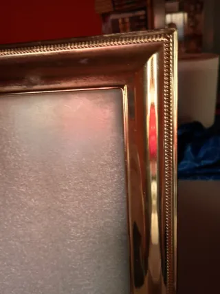 Marco de fotos plateado con detalles