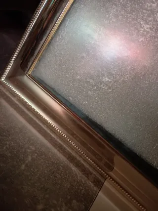 Marco de fotos plateado con detalles