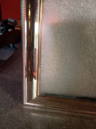 Marco de fotos plateado con detalles