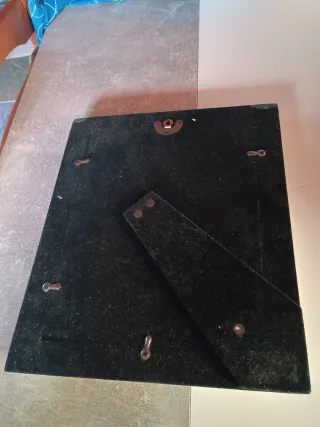 Marco de fotos plateado con detalles