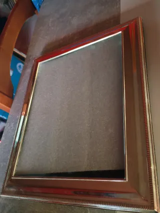 Marco de fotos plateado con detalles