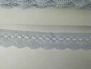 Punta de encaje de bolillos celeste