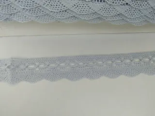 Punta de encaje de bolillos celeste