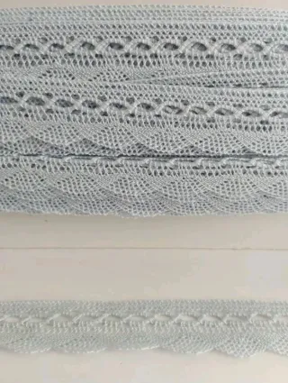 Punta de encaje de bolillos celeste