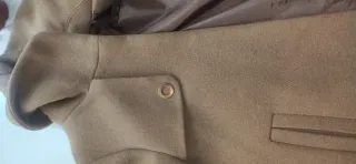 Abrigo paño camel.