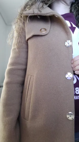 Abrigo paño camel.
