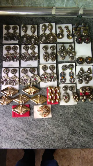 Pendientes antiguos dorados y plateados