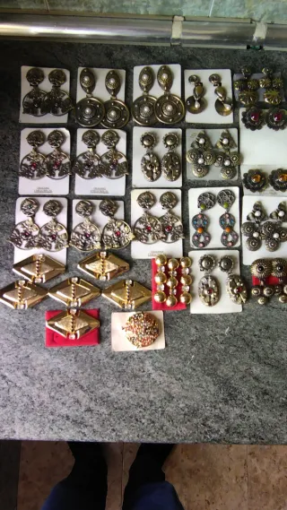 Pendientes antiguos dorados y plateados