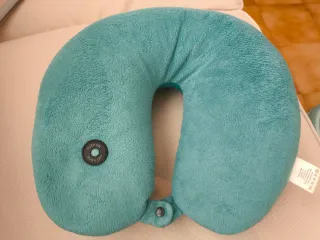 Almohada masaje cervical turquesa.