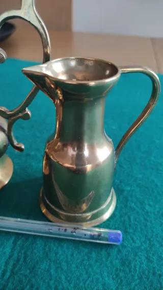 Conjunto de 2 jarritas de bronce