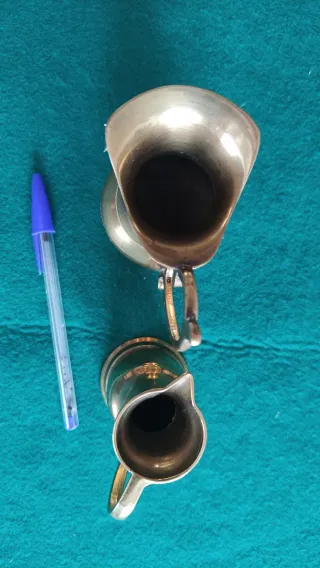 Conjunto de 2 jarritas de bronce