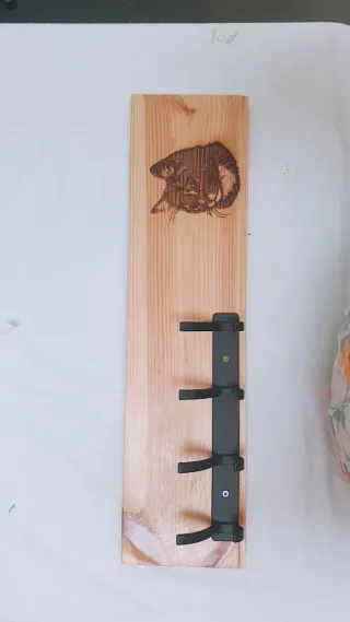 Colgador de pared madera con grabado de gato