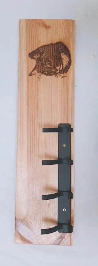 Colgador de pared madera con grabado de gato