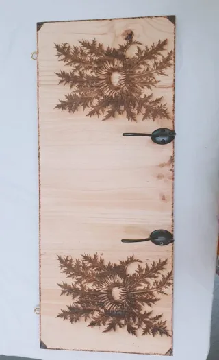 Colgador de pared madera con grabado de gato