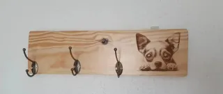 Colgador de pared madera con grabado de gato