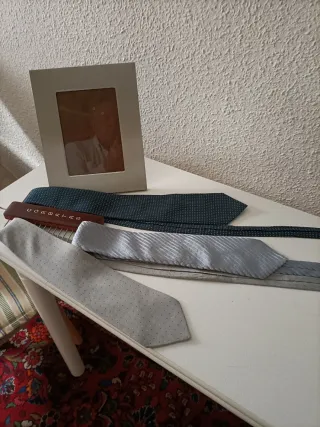 Corbatero con 3 corbatas y portarretratos