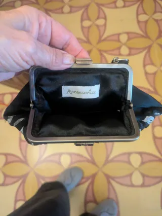 Bolso de mano negro con bordado floral plateado