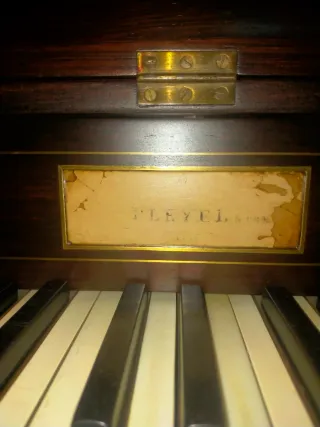 Piano Vertical Marrón