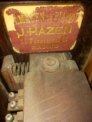 Piano Vertical Marrón