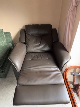 Sillón reclinable de piel marrón
